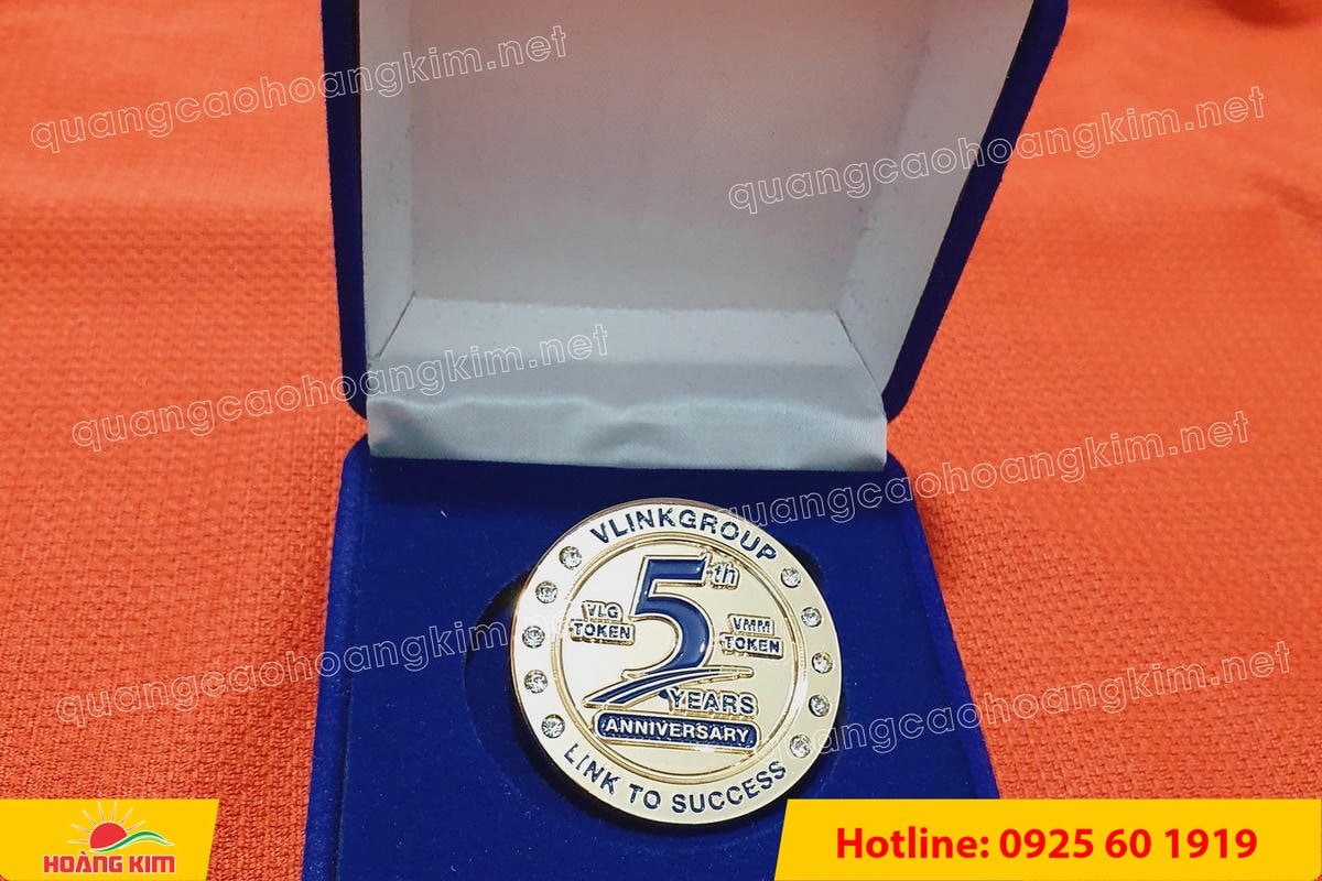 huy hieu duc ma bac dap noi 3d logo 24 - HUY HIỆU Đ&Uacute;C MẠ BẠC CAO CẤP &ndash; DẬP NỔI 3D LOGO