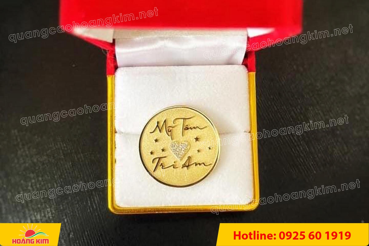 huy hieu vang dong nen an mon cat san 101 - HUY HIỆU V&Agrave;NG ĐỒNG ĂN M&Ograve;N NỀN SẦN C&Aacute;T CAO CẤP