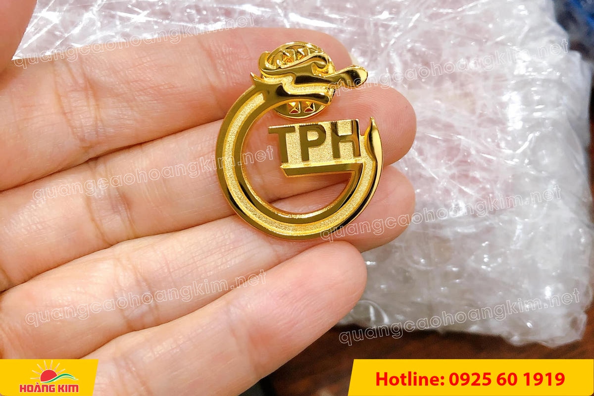 huy hieu vang dong nen an mon cat san 107 - HUY HIỆU V&Agrave;NG ĐỒNG ĂN M&Ograve;N NỀN SẦN C&Aacute;T CAO CẤP