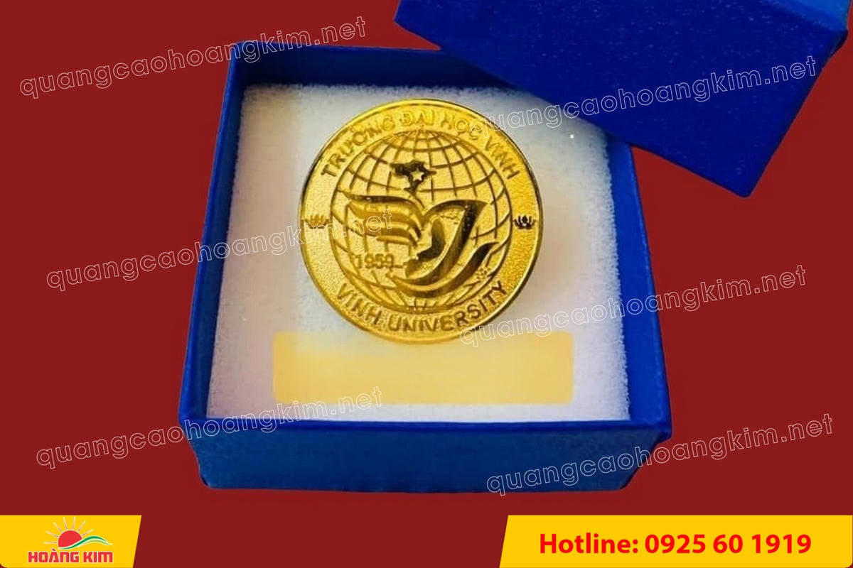 huy hieu vang dong nen an mon cat san 108 - HUY HIỆU V&Agrave;NG ĐỒNG ĂN M&Ograve;N NỀN SẦN C&Aacute;T CAO CẤP