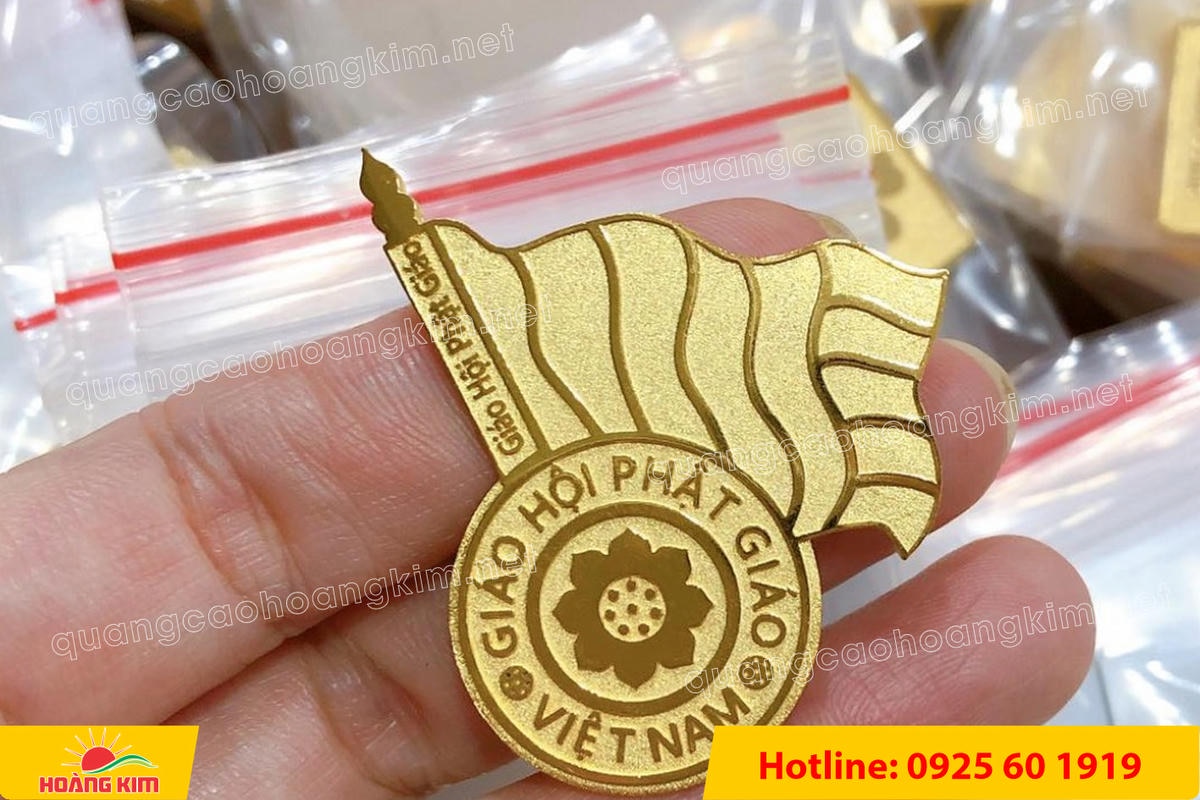 huy hieu vang dong nen an mon cat san 111 - HUY HIỆU V&Agrave;NG ĐỒNG ĂN M&Ograve;N NỀN SẦN C&Aacute;T CAO CẤP