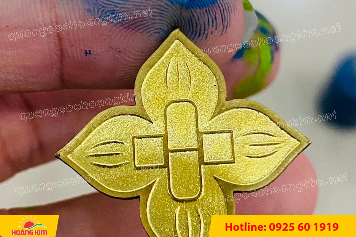 huy hieu vang dong nen an mon cat san 112 - HUY HIỆU V&Agrave;NG ĐỒNG ĂN M&Ograve;N NỀN SẦN C&Aacute;T CAO CẤP