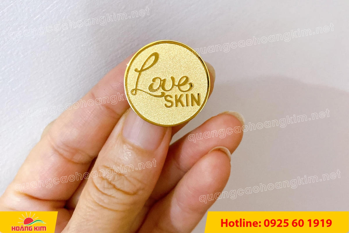 huy hieu vang dong nen an mon cat san 115 - HUY HIỆU V&Agrave;NG ĐỒNG ĂN M&Ograve;N NỀN SẦN C&Aacute;T CAO CẤP