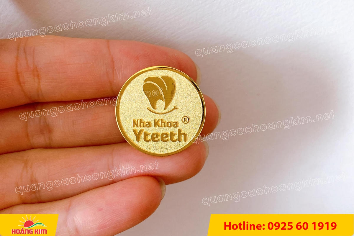 huy hieu vang dong nen an mon cat san 116 - HUY HIỆU V&Agrave;NG ĐỒNG ĂN M&Ograve;N NỀN SẦN C&Aacute;T CAO CẤP