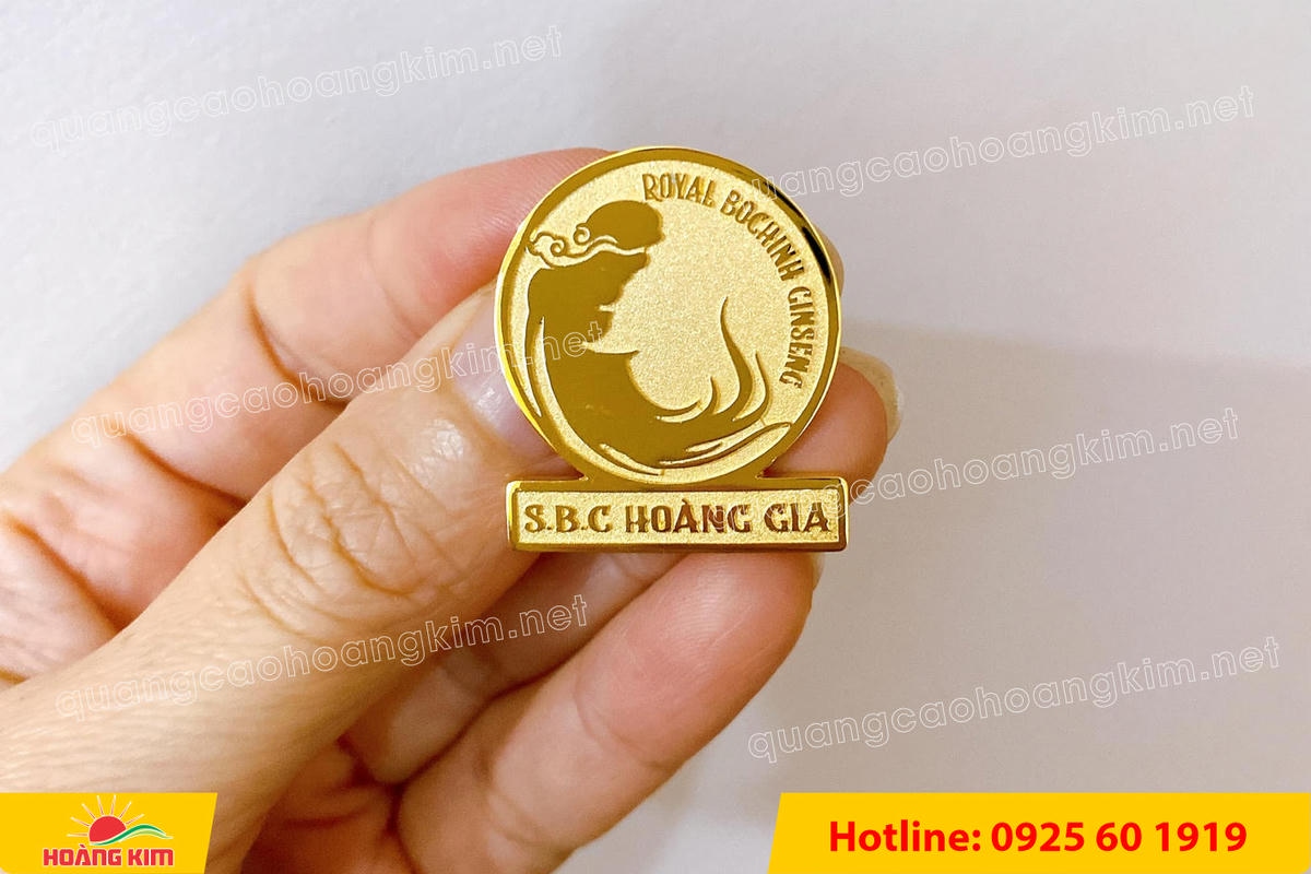 huy hieu vang dong nen an mon cat san 117 - HUY HIỆU V&Agrave;NG ĐỒNG ĂN M&Ograve;N NỀN SẦN C&Aacute;T CAO CẤP