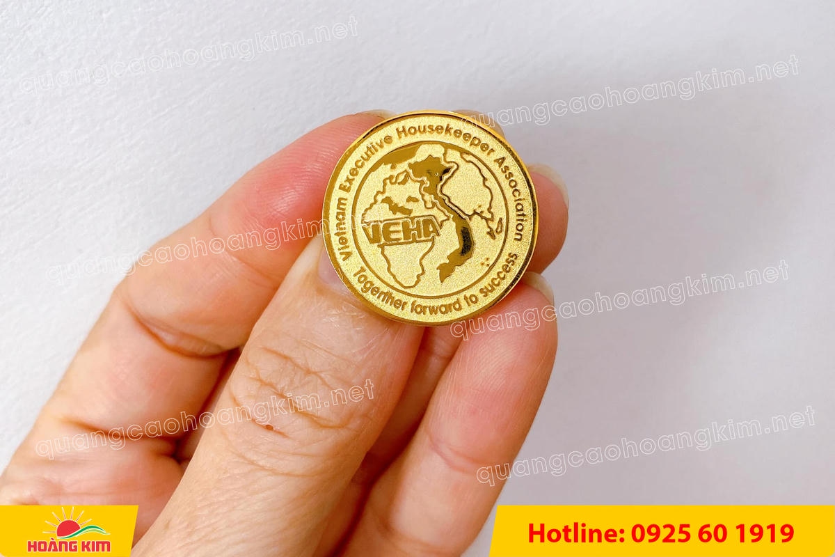 huy hieu vang dong nen an mon cat san 119 - HUY HIỆU V&Agrave;NG ĐỒNG ĂN M&Ograve;N NỀN SẦN C&Aacute;T CAO CẤP