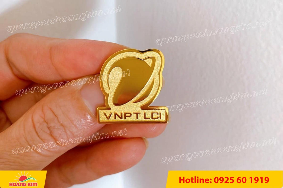 huy hieu vang dong nen an mon cat san 122 - HUY HIỆU V&Agrave;NG ĐỒNG ĂN M&Ograve;N NỀN SẦN C&Aacute;T CAO CẤP