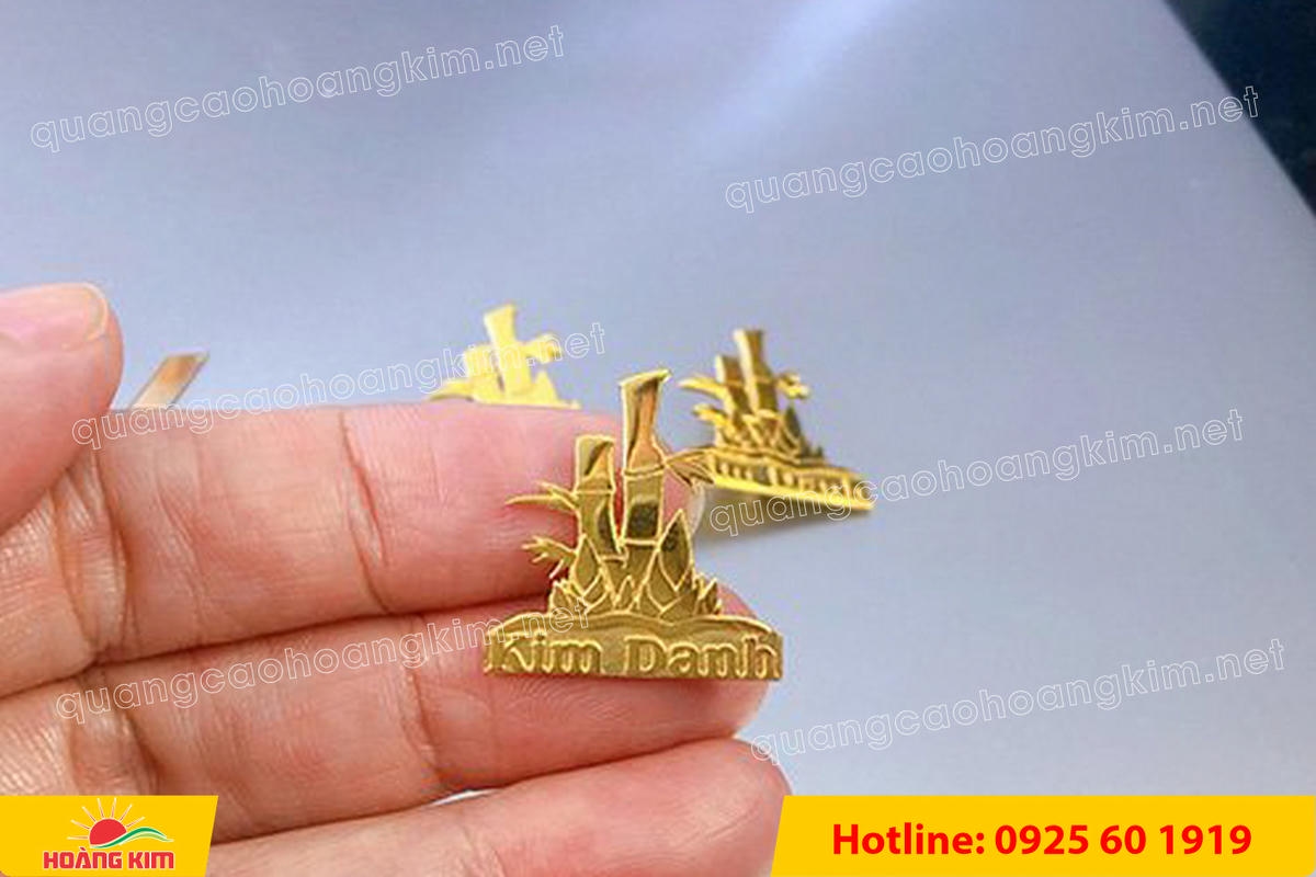 huy hieu vang dong nen an mon cat san 126 - HUY HIỆU V&Agrave;NG ĐỒNG ĂN M&Ograve;N NỀN SẦN C&Aacute;T CAO CẤP