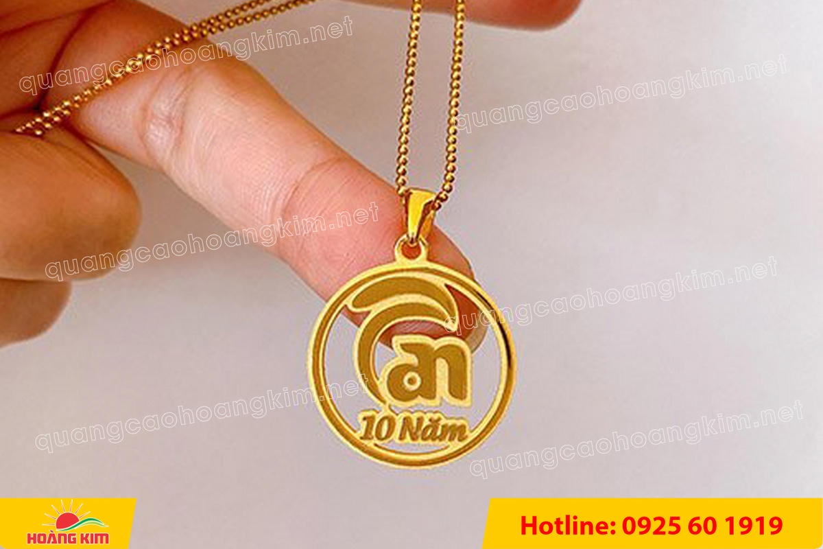 huy hieu vang dong nen an mon cat san 127 - HUY HIỆU V&Agrave;NG ĐỒNG ĂN M&Ograve;N NỀN SẦN C&Aacute;T CAO CẤP