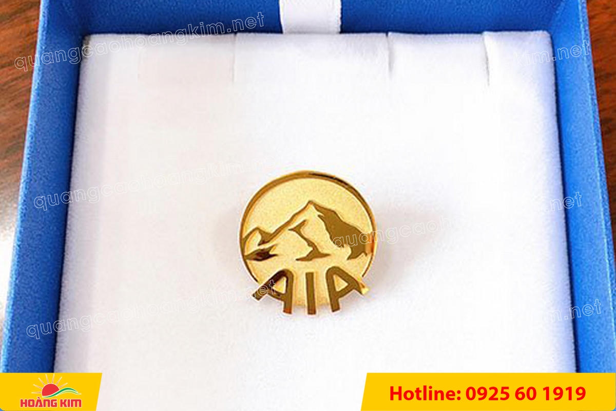 huy hieu vang dong nen an mon cat san 132 - HUY HIỆU V&Agrave;NG ĐỒNG ĂN M&Ograve;N NỀN SẦN C&Aacute;T CAO CẤP