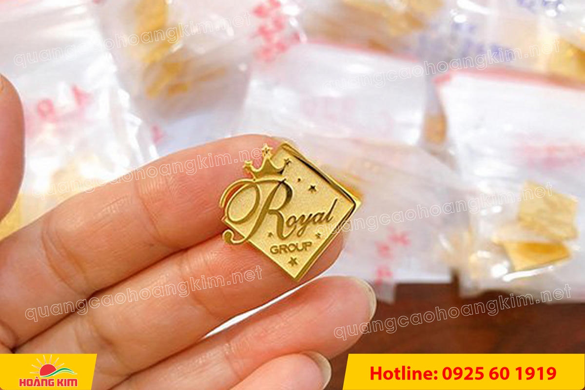 huy hieu vang dong nen an mon cat san 135 - HUY HIỆU V&Agrave;NG ĐỒNG ĂN M&Ograve;N NỀN SẦN C&Aacute;T CAO CẤP