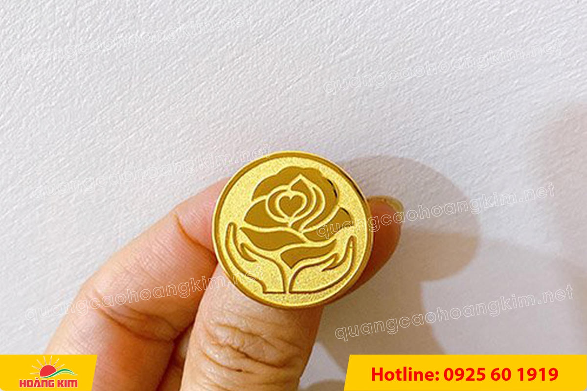 huy hieu vang dong nen an mon cat san 136 - HUY HIỆU V&Agrave;NG ĐỒNG ĂN M&Ograve;N NỀN SẦN C&Aacute;T CAO CẤP