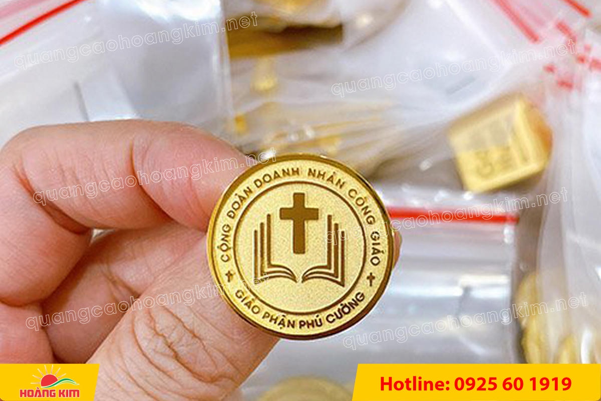 huy hieu vang dong nen an mon cat san 137 - HUY HIỆU V&Agrave;NG ĐỒNG ĂN M&Ograve;N NỀN SẦN C&Aacute;T CAO CẤP