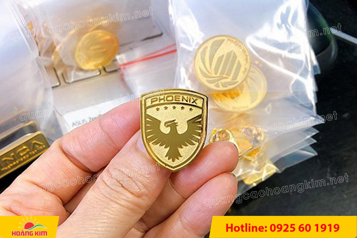 huy hieu vang dong nen an mon cat san 138 - HUY HIỆU V&Agrave;NG ĐỒNG ĂN M&Ograve;N NỀN SẦN C&Aacute;T CAO CẤP