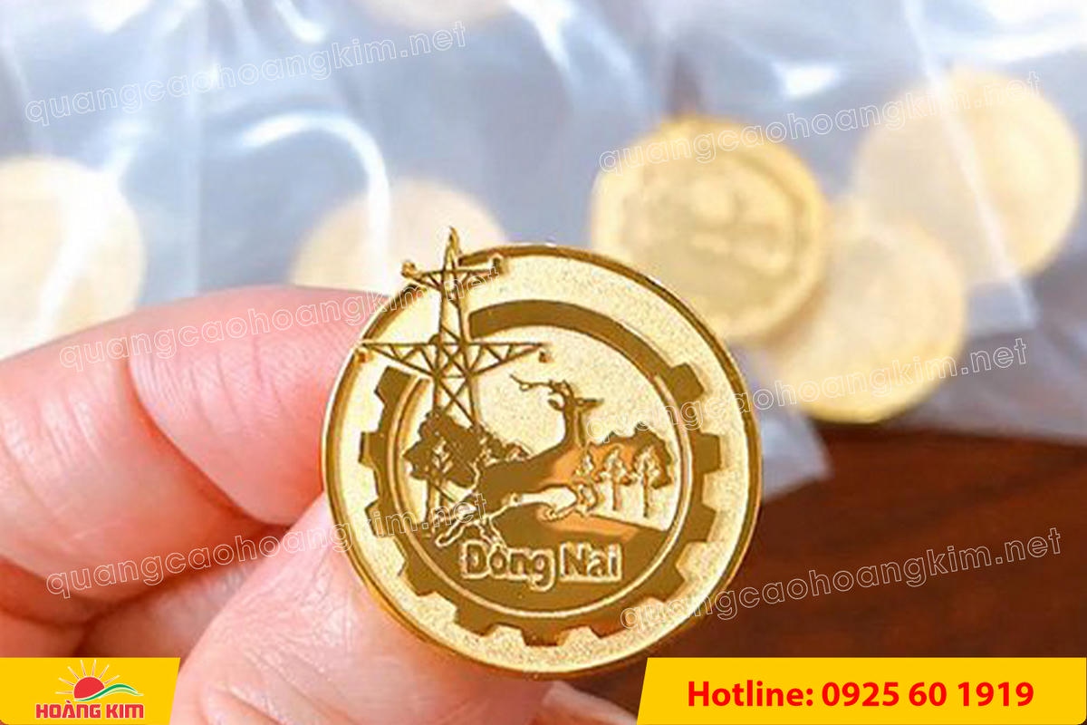 huy hieu vang dong nen an mon cat san 139 - HUY HIỆU V&Agrave;NG ĐỒNG ĂN M&Ograve;N NỀN SẦN C&Aacute;T CAO CẤP