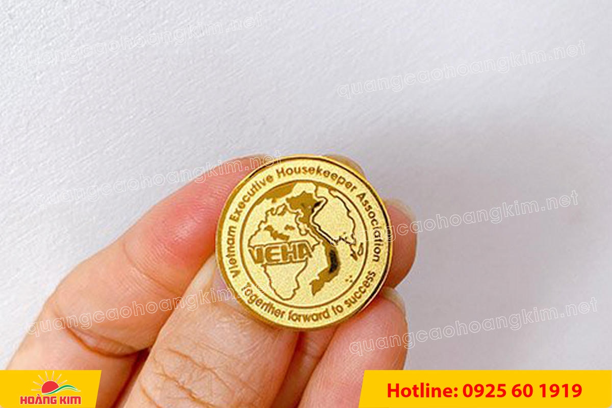 huy hieu vang dong nen an mon cat san 143 - HUY HIỆU V&Agrave;NG ĐỒNG ĂN M&Ograve;N NỀN SẦN C&Aacute;T CAO CẤP