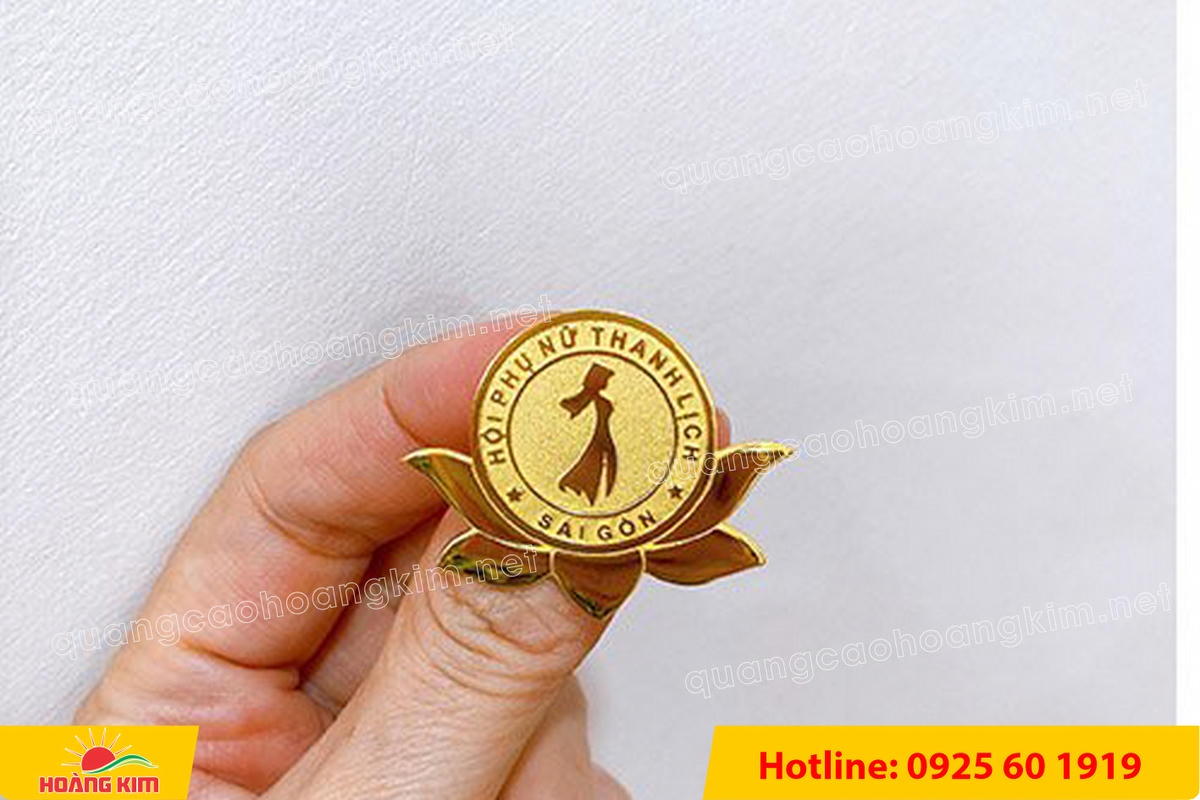 huy hieu vang dong nen an mon cat san 146 - HUY HIỆU V&Agrave;NG ĐỒNG ĂN M&Ograve;N NỀN SẦN C&Aacute;T CAO CẤP