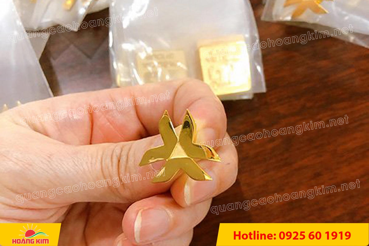 huy hieu vang dong nen an mon cat san 149 - HUY HIỆU V&Agrave;NG ĐỒNG ĂN M&Ograve;N NỀN SẦN C&Aacute;T CAO CẤP