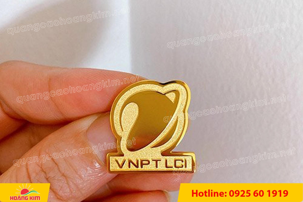 huy hieu vang dong nen an mon cat san 151 - HUY HIỆU V&Agrave;NG ĐỒNG ĂN M&Ograve;N NỀN SẦN C&Aacute;T CAO CẤP