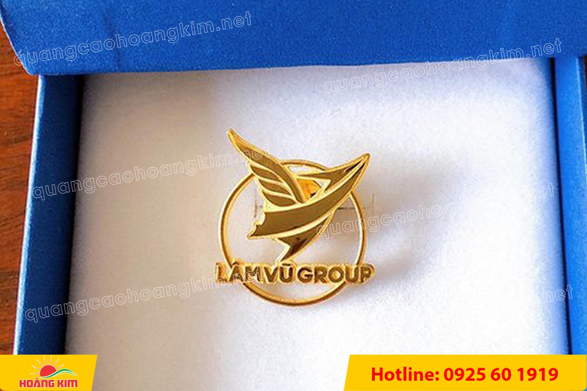 huy hieu vang dong nen an mon cat san 152 - HUY HIỆU V&Agrave;NG ĐỒNG ĂN M&Ograve;N NỀN SẦN C&Aacute;T CAO CẤP