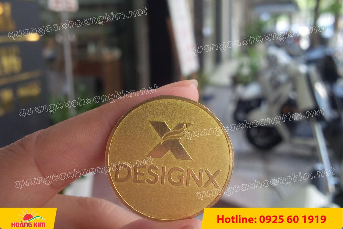 huy hieu vang dong nen an mon cat san 156 - HUY HIỆU V&Agrave;NG ĐỒNG ĂN M&Ograve;N NỀN SẦN C&Aacute;T CAO CẤP