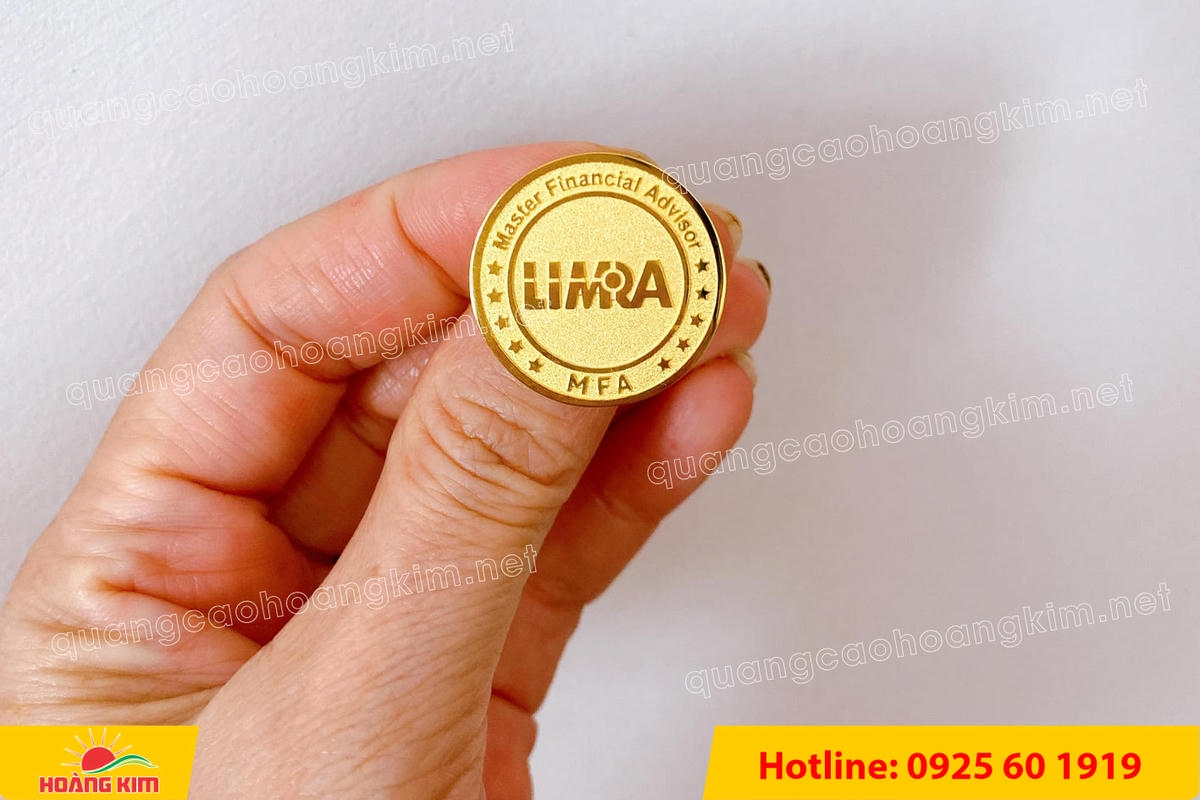 huy hieu vang dong nen an mon cat san 158 - HUY HIỆU V&Agrave;NG ĐỒNG ĂN M&Ograve;N NỀN SẦN C&Aacute;T CAO CẤP