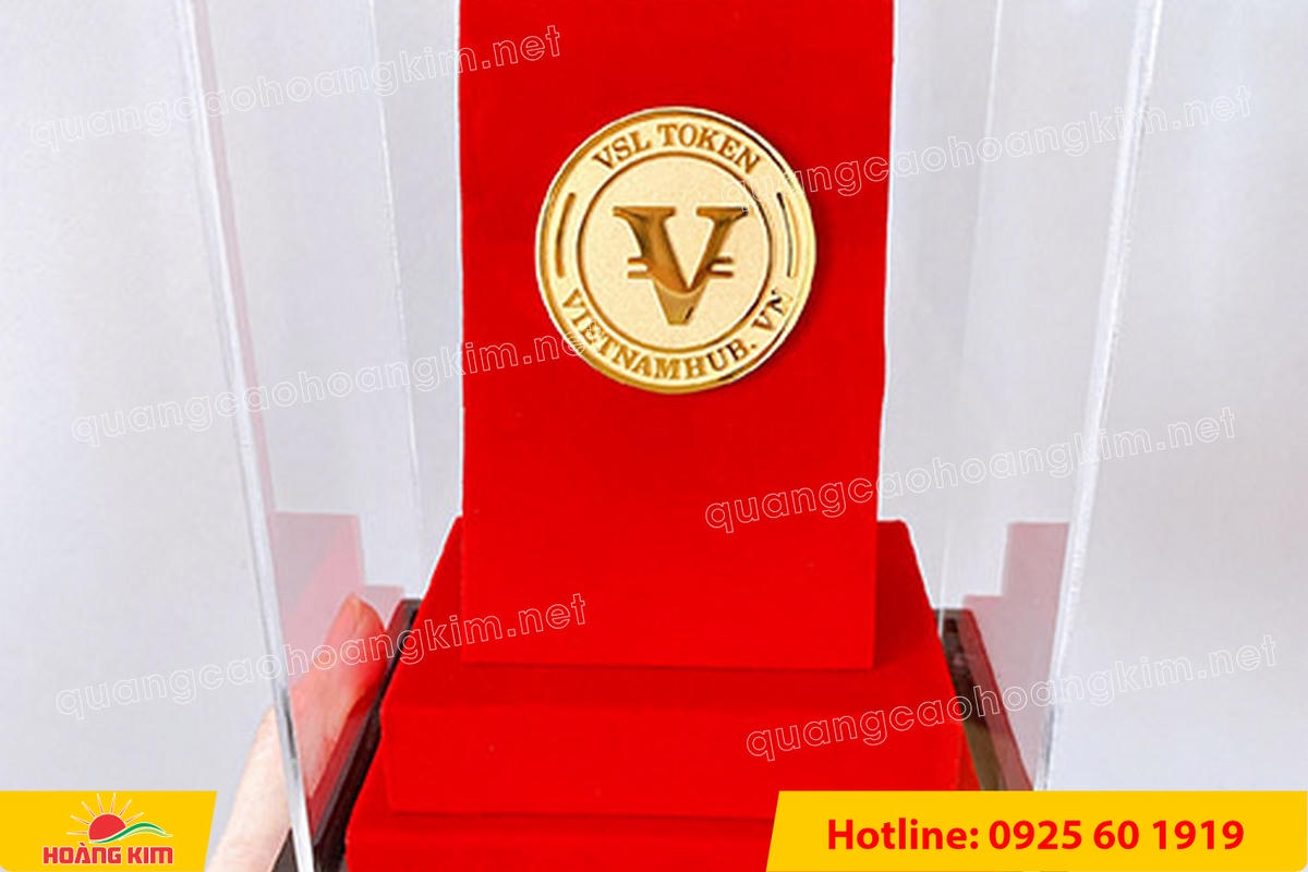 huy hieu vang dong nen an mon cat san 160 - HUY HIỆU V&Agrave;NG ĐỒNG ĂN M&Ograve;N NỀN SẦN C&Aacute;T CAO CẤP