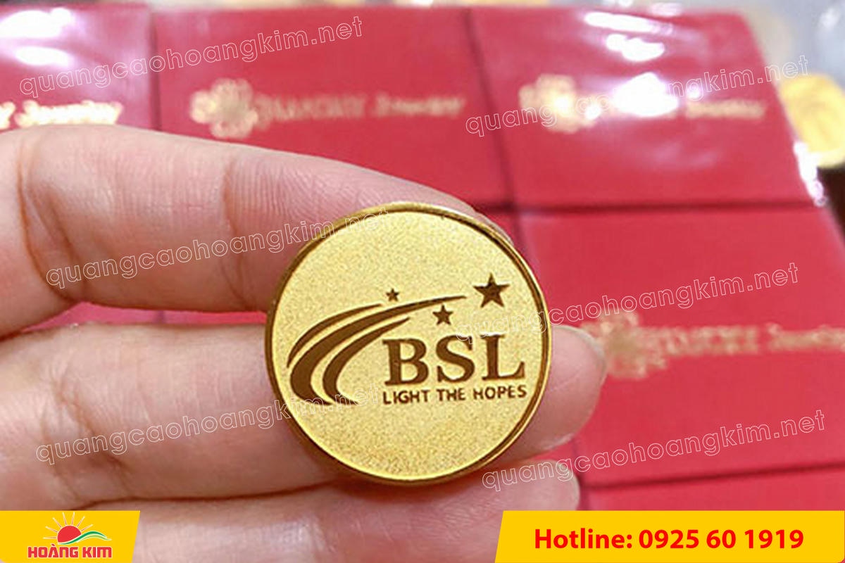huy hieu vang dong nen an mon cat san 162 - HUY HIỆU V&Agrave;NG ĐỒNG ĂN M&Ograve;N NỀN SẦN C&Aacute;T CAO CẤP