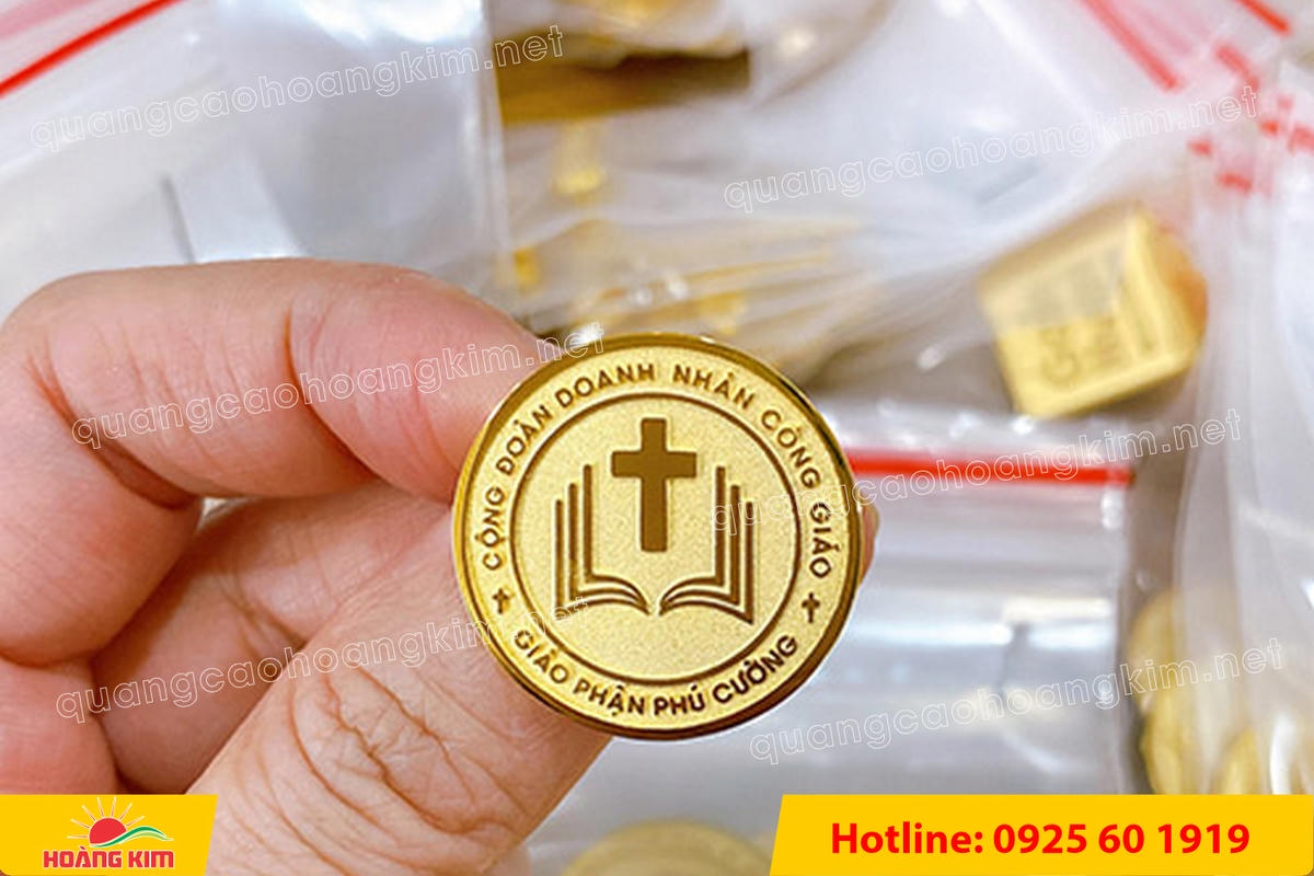 huy hieu vang dong nen an mon cat san 167 - HUY HIỆU V&Agrave;NG ĐỒNG ĂN M&Ograve;N NỀN SẦN C&Aacute;T CAO CẤP