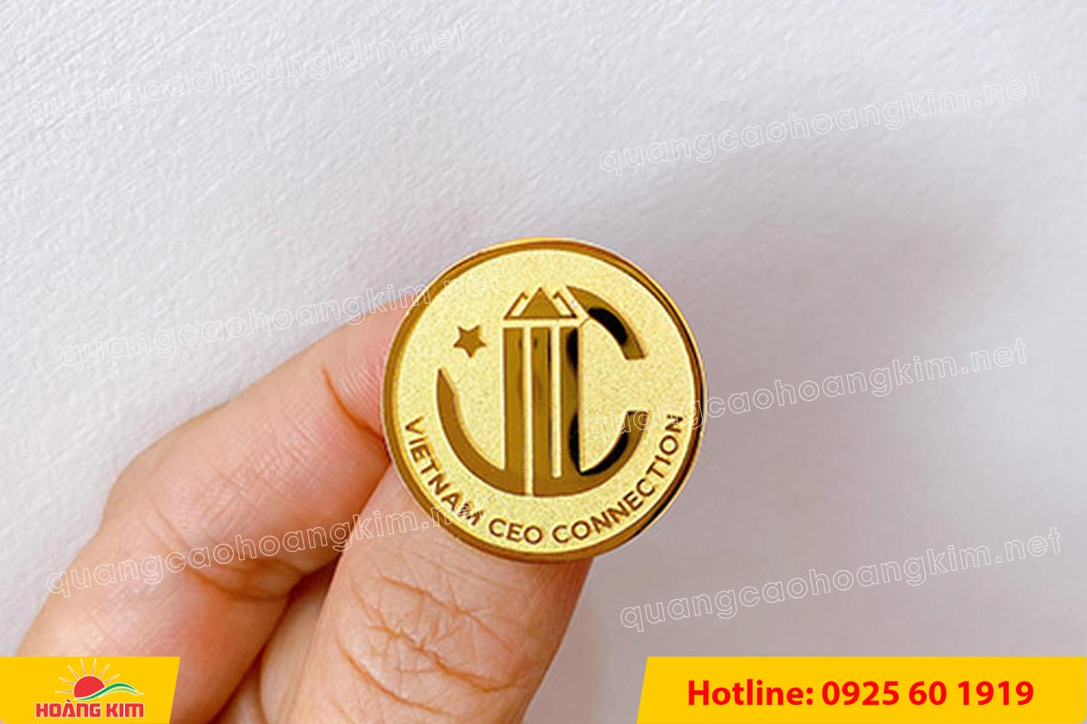 huy hieu vang dong nen an mon cat san 168 - HUY HIỆU V&Agrave;NG ĐỒNG ĂN M&Ograve;N NỀN SẦN C&Aacute;T CAO CẤP