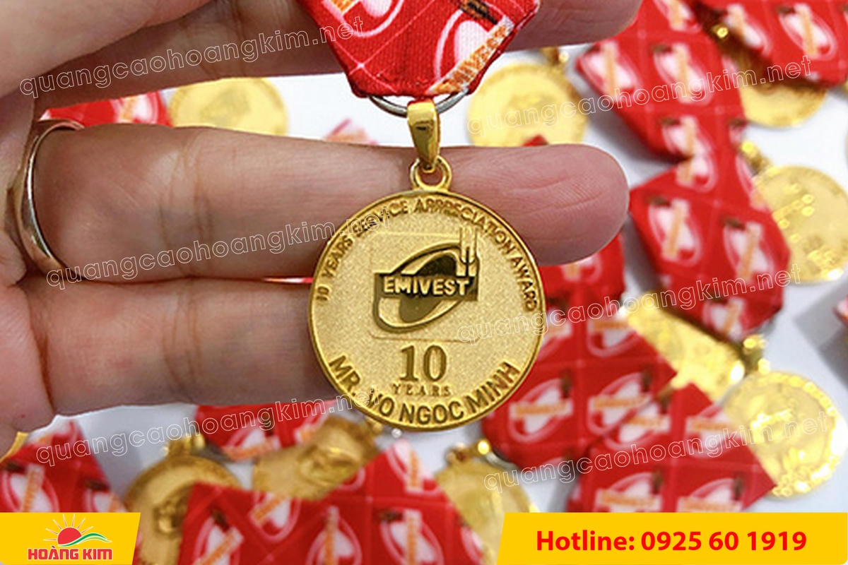 huy hieu vang dong nen an mon cat san 169 - HUY HIỆU V&Agrave;NG ĐỒNG ĂN M&Ograve;N NỀN SẦN C&Aacute;T CAO CẤP