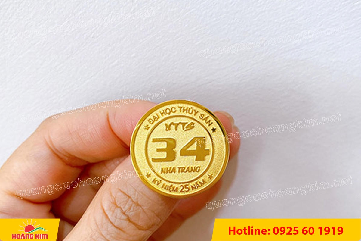 huy hieu vang dong nen an mon cat san 172 - HUY HIỆU V&Agrave;NG ĐỒNG ĂN M&Ograve;N NỀN SẦN C&Aacute;T CAO CẤP