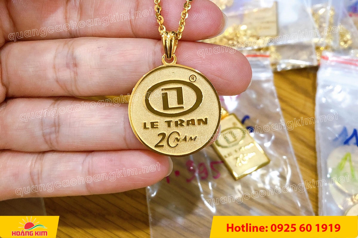 huy hieu vang dong nen an mon cat san 174 - HUY HIỆU V&Agrave;NG ĐỒNG ĂN M&Ograve;N NỀN SẦN C&Aacute;T CAO CẤP