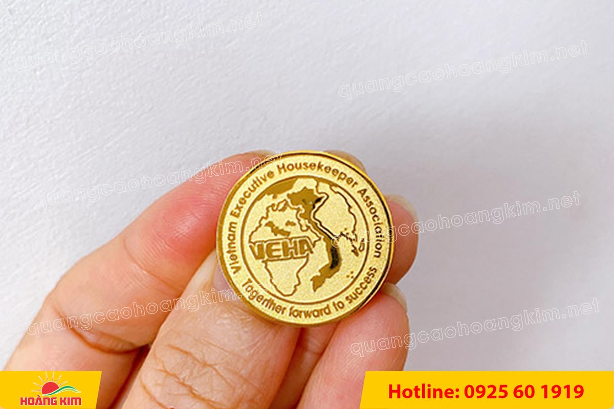 huy hieu vang dong nen an mon cat san 177 - HUY HIỆU V&Agrave;NG ĐỒNG ĂN M&Ograve;N NỀN SẦN C&Aacute;T CAO CẤP