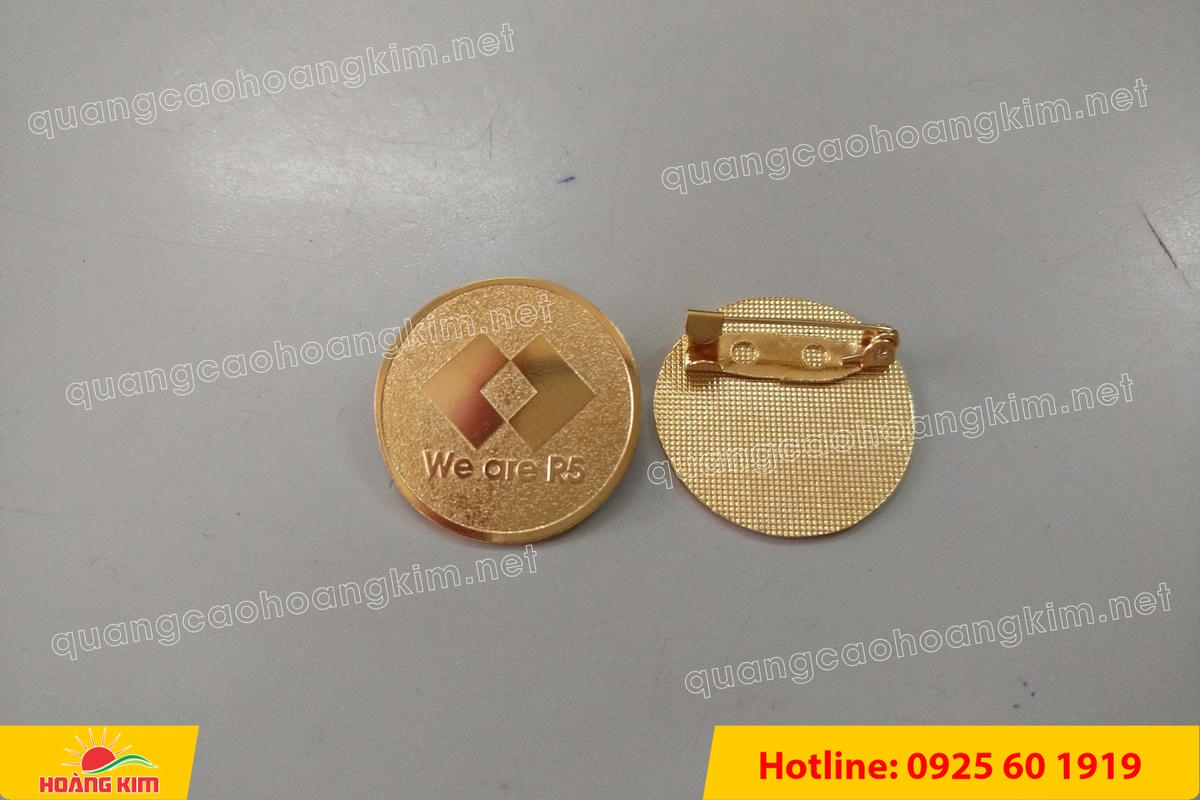 huy hieu vang dong nen an mon cat san 18 - HUY HIỆU V&Agrave;NG ĐỒNG ĂN M&Ograve;N NỀN SẦN C&Aacute;T CAO CẤP