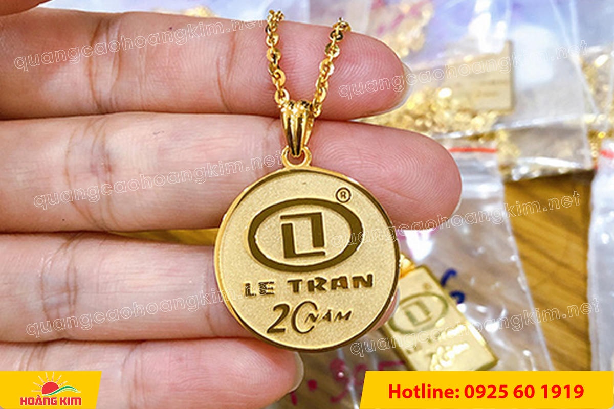 huy hieu vang dong nen an mon cat san 185 - HUY HIỆU V&Agrave;NG ĐỒNG ĂN M&Ograve;N NỀN SẦN C&Aacute;T CAO CẤP