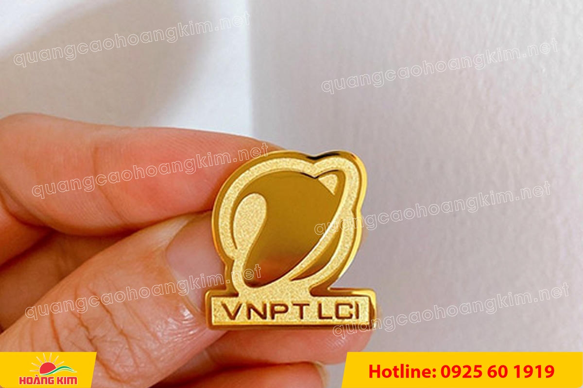 huy hieu vang dong nen an mon cat san 191 - HUY HIỆU V&Agrave;NG ĐỒNG ĂN M&Ograve;N NỀN SẦN C&Aacute;T CAO CẤP