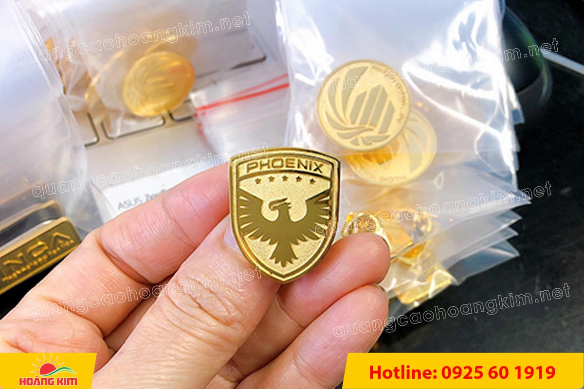 huy hieu vang dong nen an mon cat san 203 - HUY HIỆU V&Agrave;NG ĐỒNG ĂN M&Ograve;N NỀN SẦN C&Aacute;T CAO CẤP