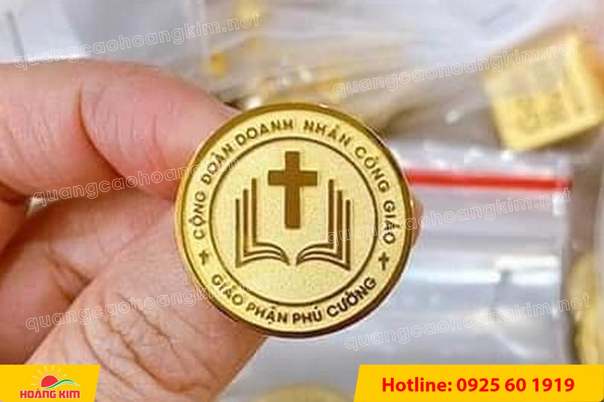 huy hieu vang dong nen an mon cat san 205 - HUY HIỆU V&Agrave;NG ĐỒNG ĂN M&Ograve;N NỀN SẦN C&Aacute;T CAO CẤP