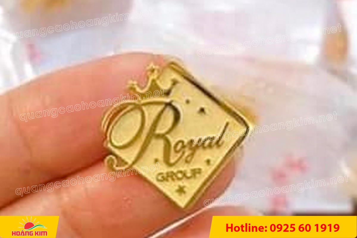 huy hieu vang dong nen an mon cat san 207 - HUY HIỆU V&Agrave;NG ĐỒNG ĂN M&Ograve;N NỀN SẦN C&Aacute;T CAO CẤP