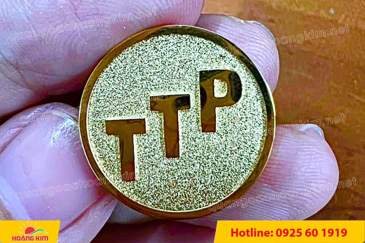 huy hieu vang dong nen an mon cat san 208 - HUY HIỆU V&Agrave;NG ĐỒNG ĂN M&Ograve;N NỀN SẦN C&Aacute;T CAO CẤP