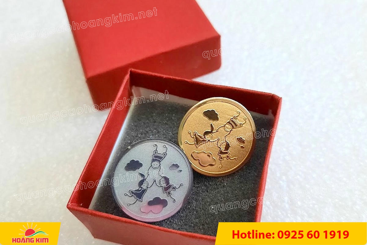 huy hieu vang dong nen an mon cat san 22 - HUY HIỆU V&Agrave;NG ĐỒNG ĂN M&Ograve;N NỀN SẦN C&Aacute;T CAO CẤP