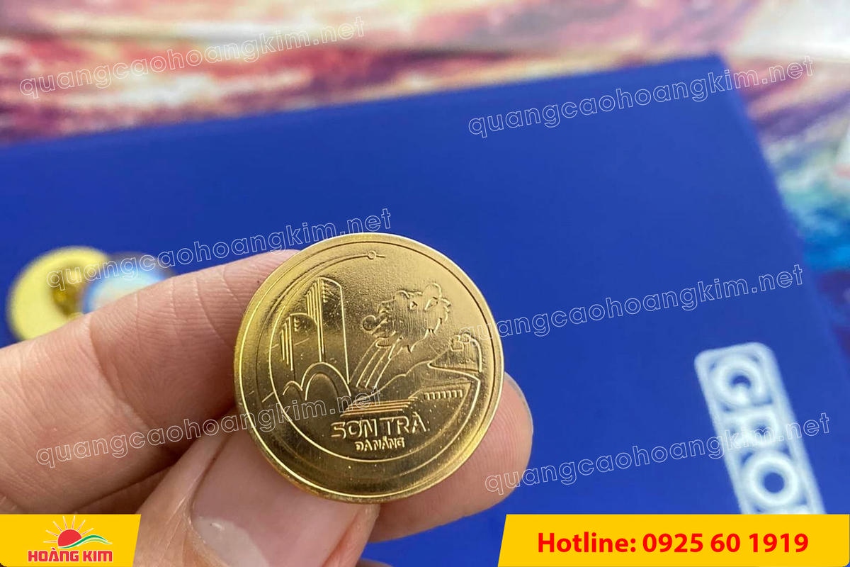 huy hieu vang dong nen an mon cat san 227 - HUY HIỆU V&Agrave;NG ĐỒNG ĂN M&Ograve;N NỀN SẦN C&Aacute;T CAO CẤP