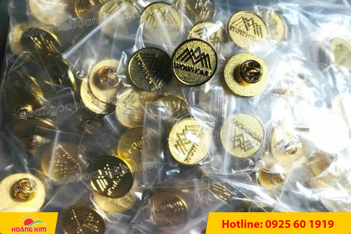 huy hieu vang dong nen an mon cat san 231 - HUY HIỆU V&Agrave;NG ĐỒNG ĂN M&Ograve;N NỀN SẦN C&Aacute;T CAO CẤP