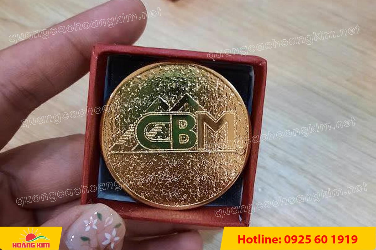 huy hieu vang dong nen an mon cat san 232 - HUY HIỆU V&Agrave;NG ĐỒNG ĂN M&Ograve;N NỀN SẦN C&Aacute;T CAO CẤP