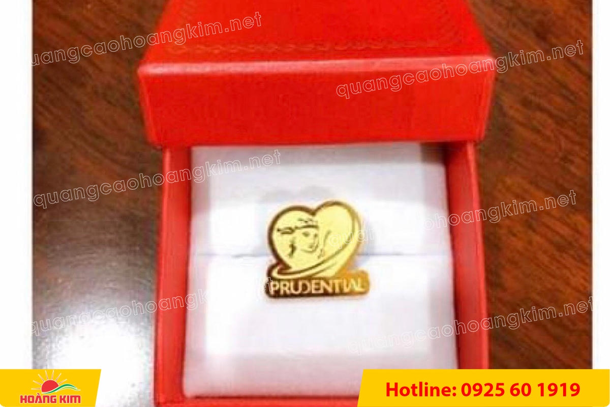 huy hieu vang dong nen an mon cat san 235 - HUY HIỆU V&Agrave;NG ĐỒNG ĂN M&Ograve;N NỀN SẦN C&Aacute;T CAO CẤP