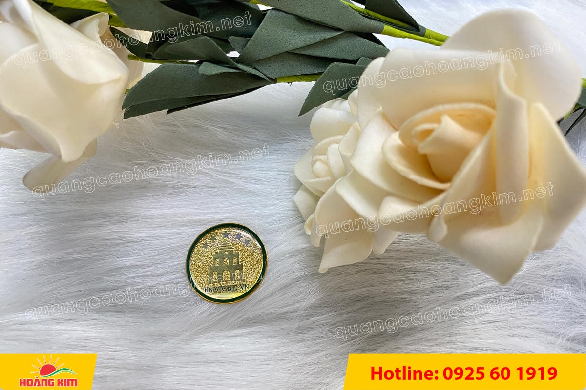 huy hieu vang dong nen an mon cat san 240 - HUY HIỆU V&Agrave;NG ĐỒNG ĂN M&Ograve;N NỀN SẦN C&Aacute;T CAO CẤP