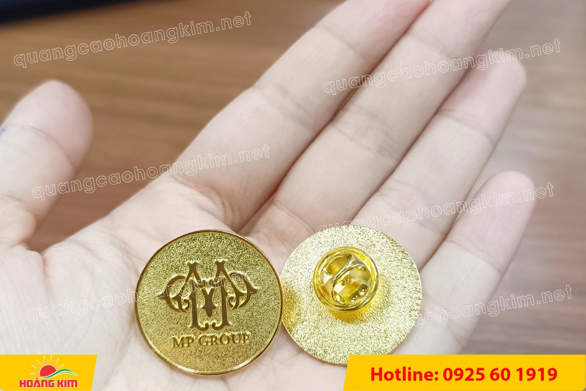 huy hieu vang dong nen an mon cat san 241 - HUY HIỆU V&Agrave;NG ĐỒNG ĂN M&Ograve;N NỀN SẦN C&Aacute;T CAO CẤP