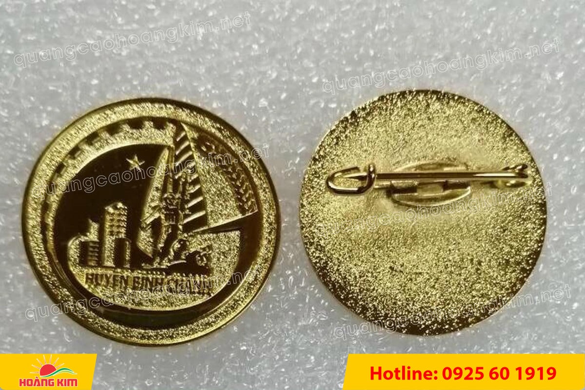 huy hieu vang dong nen an mon cat san 242 - HUY HIỆU V&Agrave;NG ĐỒNG ĂN M&Ograve;N NỀN SẦN C&Aacute;T CAO CẤP