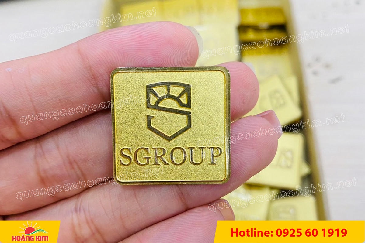 huy hieu vang dong nen an mon cat san 244 - HUY HIỆU V&Agrave;NG ĐỒNG ĂN M&Ograve;N NỀN SẦN C&Aacute;T CAO CẤP